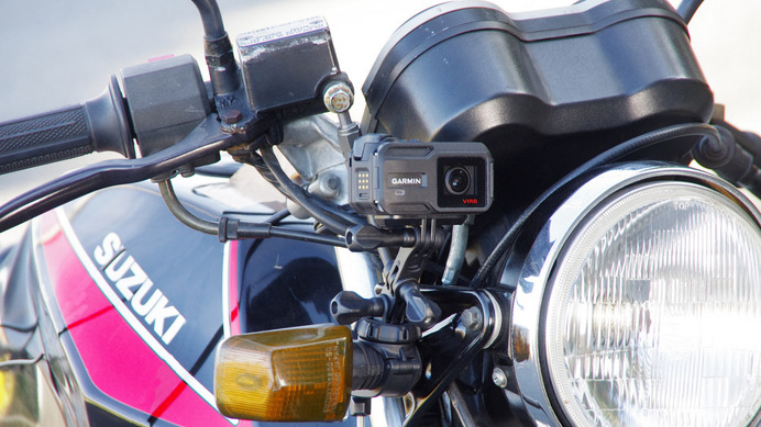 スチールチューブマウントでバイクにカメラを固定。最近のバイクはバーハンドルが多いので、ハンドルへの固定もおすすめだ。
