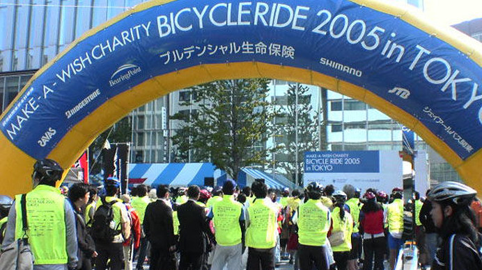 　17日（日曜日）、プルデンシャル生命保険（東京都港区赤坂）主催のチャリティサイクリングイベント「メイク・ア・ウイッシュ　バイシクルライド2005イン東京」では1000人を越える自転車ファンが快晴の中、絶好のサイクリング日和を楽しんだ。