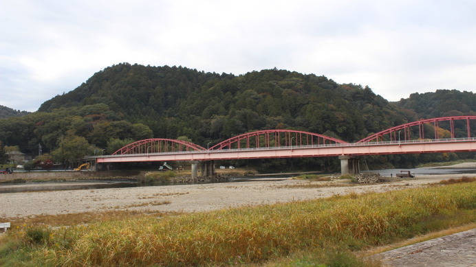 御前山・那珂川・那珂川大橋。関東の嵐山と呼ばれるゆえんの風景