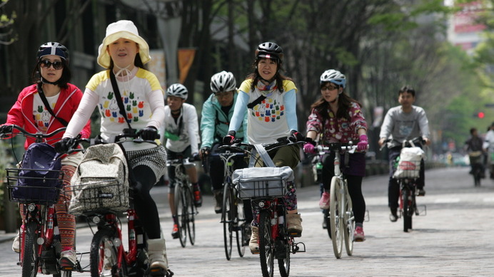 ベルギーとオランダの大使館を結ぶ都心部サイクリングでうららかな春を満喫