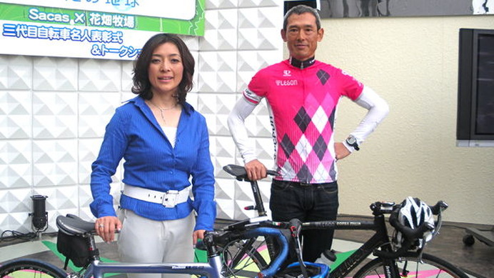 　経済評論家の勝間和代が三代目自転車名人に選ばれ、その認定式が5月10日に東京都内の赤坂サカスで行われた。二代目自転車名人の俳優鶴見辰吾や、自転車ツーキニストというキーワードで知られる疋田智らも会場に駆けつけた。初代自転車名人で、2日に癌で永眠した忌野清