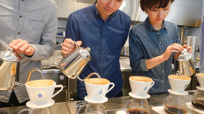 コーヒー「第三の波」は品質重視。ブルーボトル2号店青山カフェにも行列
