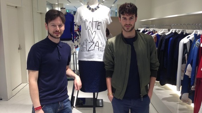 CO|TEデザイナーのフランチェスコ・フェラーリ（左）とトマゾ・アンフォッシ（右）。トルソーが着用しているのが今回のチャリティーTシャツ