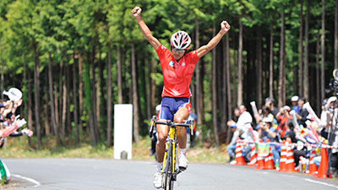 　第13回ツアー・オブ・ジャパンは5月18日、奈良県奈良市と山添村で奈良ステージが行われ、ホンコン・チャイナの黄金宝（ワンカンポー）が優勝。06年の大阪に続く2勝目。この日から始まった山岳賞争いでも1位となり、深紅のリーダージャージを着用した。