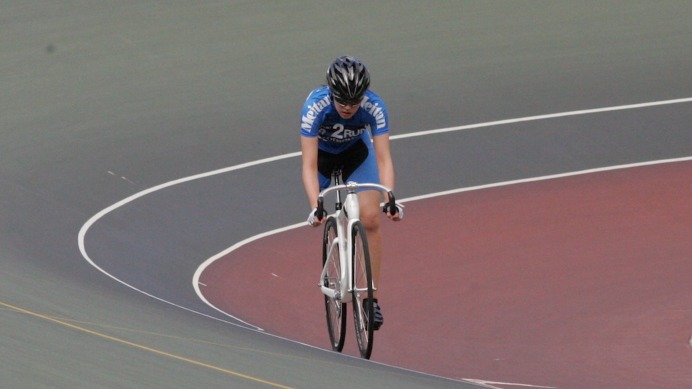 片足切断の女子選手が自転車競技パラサイクリングの練習を続けていた
