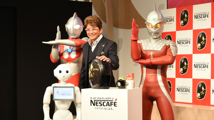 哀川翔とPepperがクイズ対決！「バリスタ ウルトラマンコラボモデル」発表会