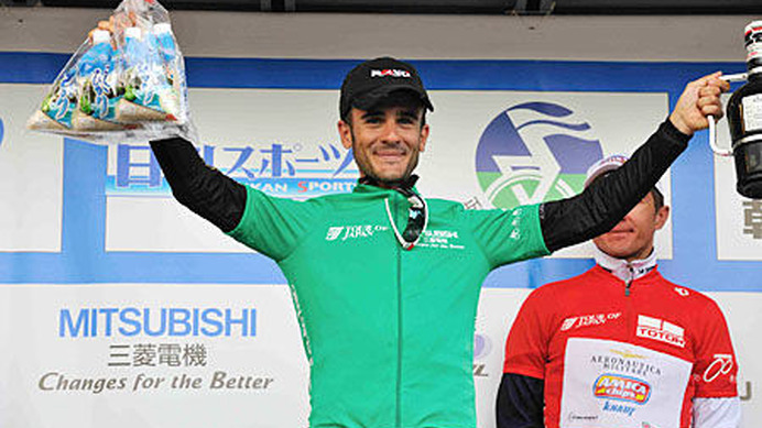 　第13回ツアー・オブ・ジャパンは22日、静岡県小山町で富士山ステージとして個人タイムトライアル（11.4km）が行われ、初出場のセルヒオ・パルデイーヤ（25＝カルミオーロ・Aスタイル）がコースレコードで区間優勝。総合成績でも首位に立った。山岳賞はマティア・クバ