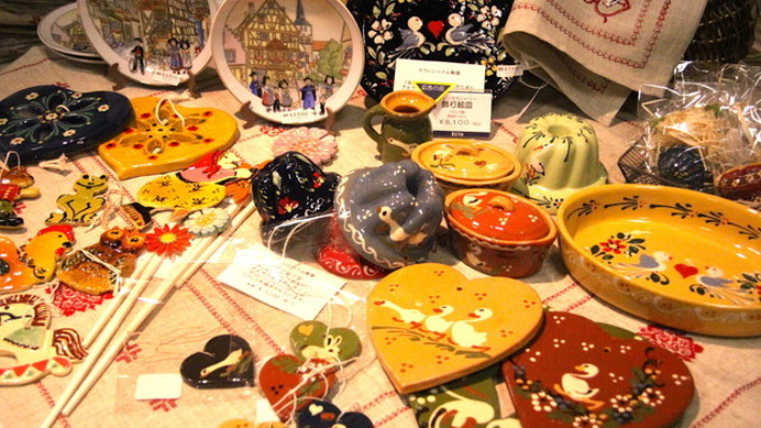 アルザスのスフレンハイムで作られている陶器をはじめ、フランスの陶磁器も多数販売されている