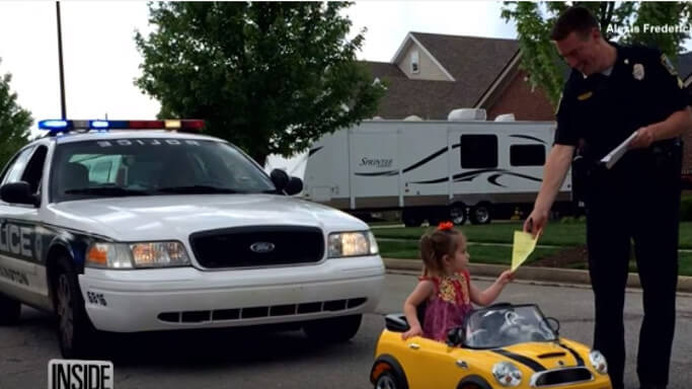 ミニカーで遊ぶ2歳少女を取り締まった警官。その衝撃の理由とは？