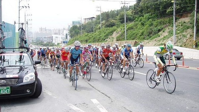 　韓国最大の自転車ロードレース、ツール・ド・コリアは6月9日 、麗水（ヨス）～居昌（コチャン）間の169.7kmで第5ステージを行い、ホンコン・チャイナのコク・ホウティンが区間優勝。EQA・梅丹本舗の清水都貴が区間6位になり、総合成績でも6位になった。