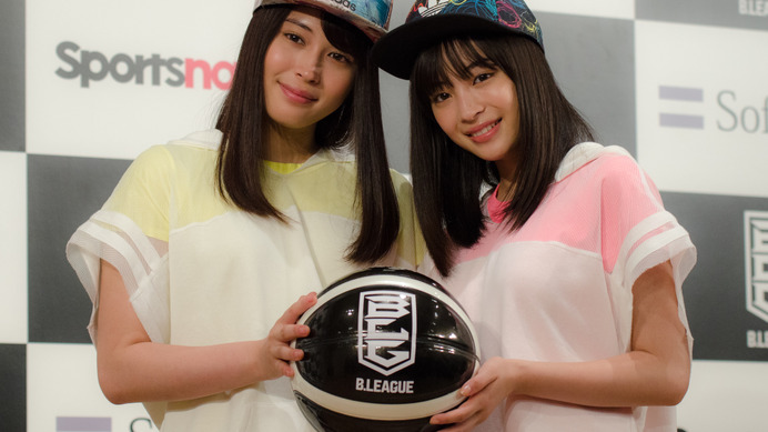 広瀬アリス（左）と広瀬すずがBリーグを応援（2016年5月24日）