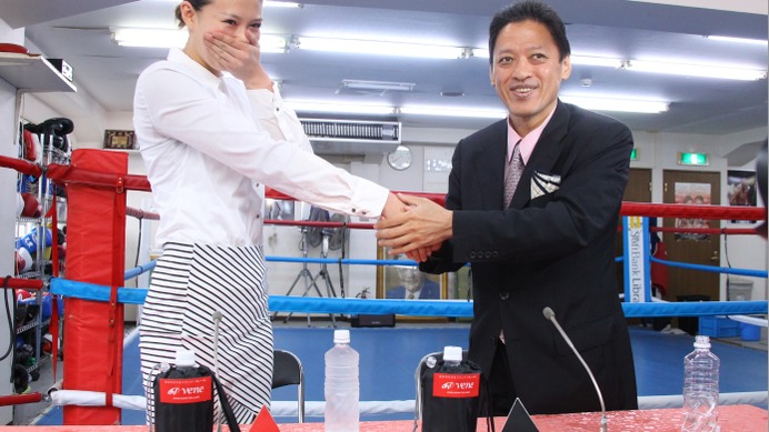 モデルボクサー高野人母美（左）と協栄ボクシングジムの金平桂一郎会長