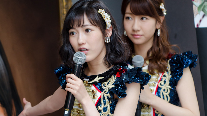 AKB48選抜総選挙ミュージアムセレモニーに登壇した渡辺麻友（手前）と柏木由紀（2016年6月1日）