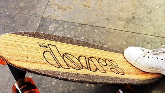 The Dorrsデザインのオシャレな木製スケートボード