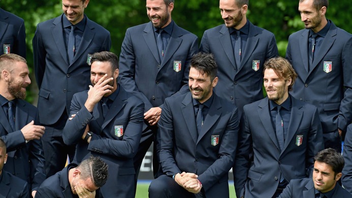 スーツを着こなしたサッカーイタリア代表選手たちの姿がシビれるほどカッコイイ | CYCLE やわらかスポーツ情報サイト