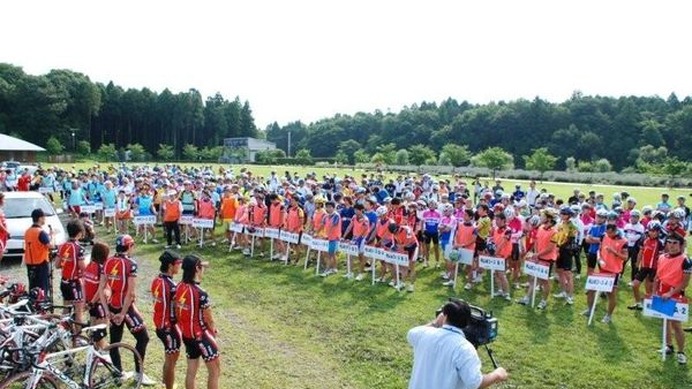 　第1回うつのみやサイクルピクニック2009が7月5日に開催され、地域密着型の自転車プロチーム、宇都宮ブリッツェンがゲスト参加した。会場となった宇都宮市郊外の「ろまんちっく村」には、県内外から約400人もの参加者が集結。飛山、梵天、大谷の各コースで、それぞれの