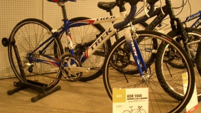 トレック・ジャパンは、2006年モデルの自転車を発表した。「KDR1000」は、ツール・ド・フランスのウイニングバイク同様に製造された、子供用ロードバイク。
