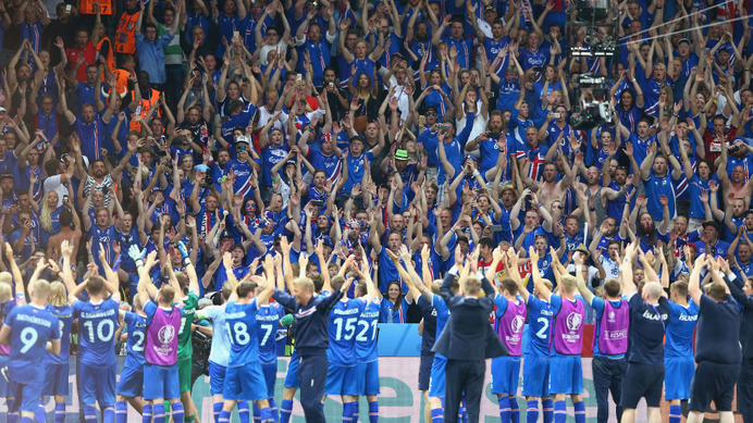 サッカーアイスランド代表、EURO8強入りをサポーターと喜ぶ（2016年6月27日）