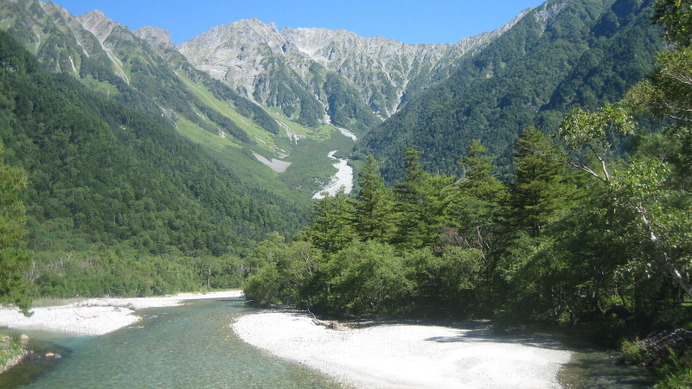 数年前に訪れた上高地。北アルプスの山に登る日は、いつやってくるのだろうか。