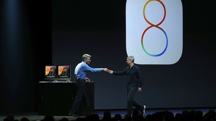 iOS 8を発表するティム・クックCEO（向かって右）とクレイグ・フェデリギ（ソフトウェアエンジニアリング担当上級副社長）　(c) Getty Images