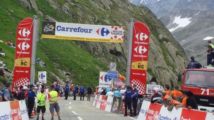 　ツール・ド・フランスはアルプスの山岳ステージ2日目となる7月21日、スイスのマルティニからフランスのブールサンモリスまでの159kmで第16ステージが行われ、スキル・シマノの別府史之（26）が25分33秒遅れの142位でゴールした。以下は同チームスタッフの今西尚志のレ