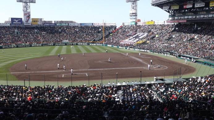 高校野球ファンの詰めかけた阪神甲子園球場