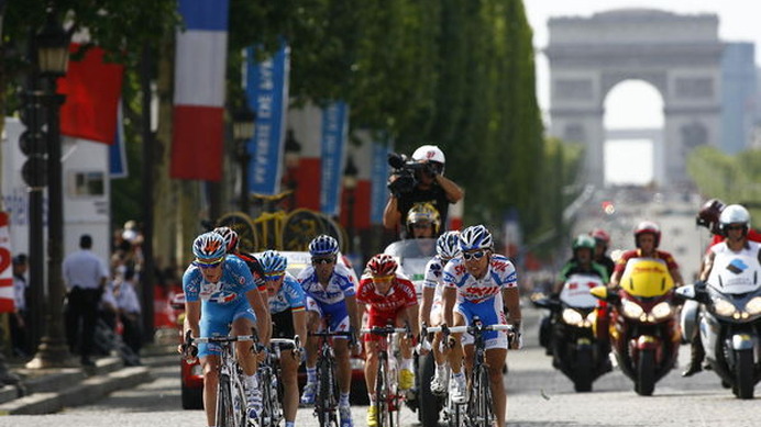 　23日間の日程で開催されていたツール・ド・フランスは、7月26日に最終日を迎え、パリ・シャンゼリゼのサーキットコースを含む164kmの第21ステージが行われた。スキル・シマノの別府史之（26）が、積極果敢に第1集団に加わり、最終周回に捕らえられるまで激走。このス