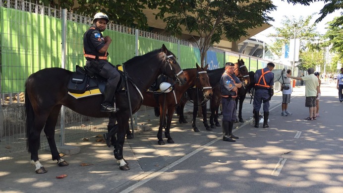 リオオリンピック開会式前のマラカナンスタジアムは警官がズラり…騎馬警官の姿も