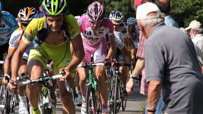 　フランス中部を舞台にして開催されているツール・デュ・リムザンは、8月20日にサンマルタンドジュサクからサンジュリアンまでの189.6kmで第3ステージが行われ、ケスデパーニュのダビド・アロヨが優勝。同タイムの2位になったチームメートのマチュー・ペルジェが総合ト