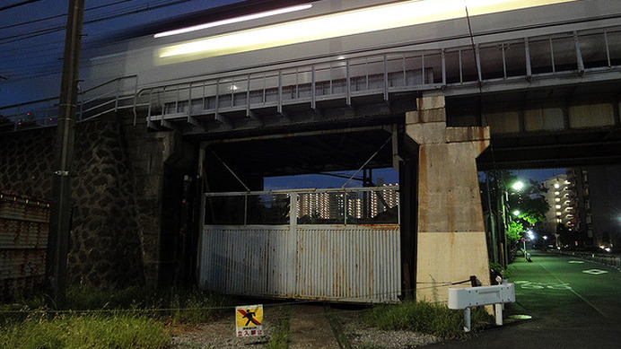 東武千住線・千住貨物駅へと続くレールが残る。その上を京成スカイライナーが行く