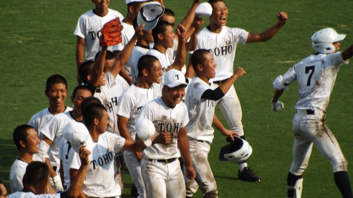 逆転サヨナラ勝ちに歓喜の東邦ナイン