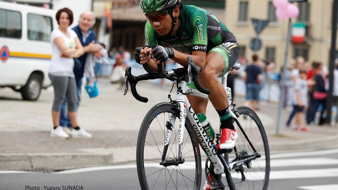 ジロ・デ・イタリア第20ステージの平たん区間を走る新城幸也