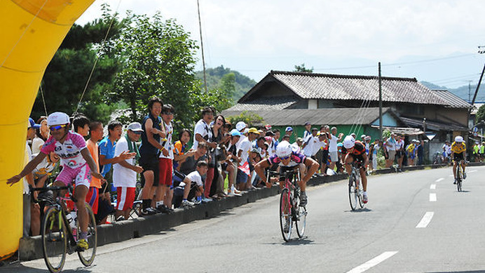 　第57回秩父宮杯埼玉県自転車道路競走大会が9月6日に埼玉県秩父市近郊の一般道を使用した1周10.8kmの周回コースで争われ、EQA・梅丹本舗の3選手が参加することで注目を集めた一般男子の部（75.3km）は宮澤崇史が4人のスプリント勝負を制して優勝した。