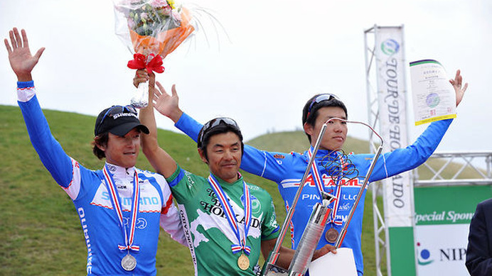 　国内屈指の本格的ステージレース、ツール・ド・北海道が9月13日に最終日を迎え、EQA・梅丹本舗の宮澤崇史（31）が総合1位の座を死守して2連覇を達成した。前日までの成績で総合2位に20秒差をつけていた宮澤だが、36秒遅れの総合11位にいた鈴木真理（34＝シマノレーシ