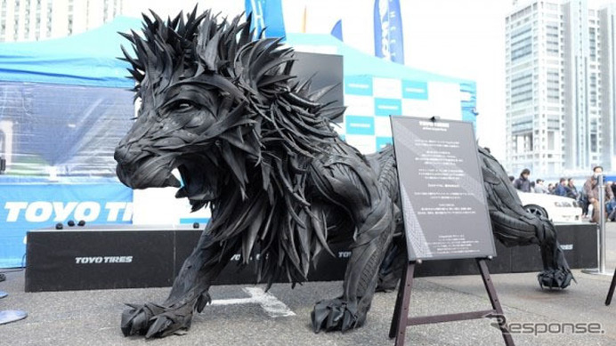 使用済みタイヤで作製した「THE LION」（2016年3月、お台場 TOKYO DRIFTで展示）