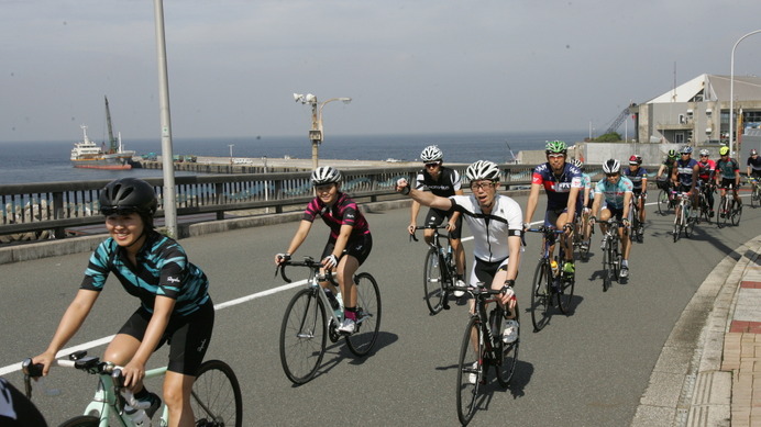 元町港を出発するサイクリストたち