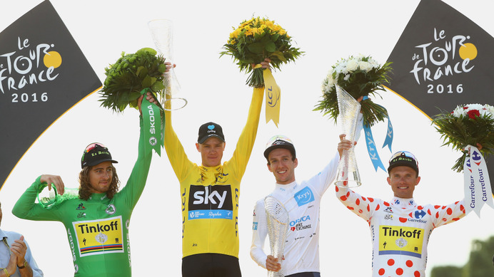ツール・ド・フランスの各賞は左からポイント賞のサガン、総合優勝のフルーム、新人賞のイェーツ、山学賞のマイカ（2016年7月24日）
