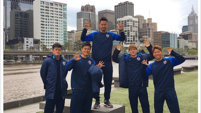 サッカー日本代表の散歩隊 みんなで浅野拓磨のジャガーポーズ ナオはやらない 笑 Cycle やわらかスポーツ情報サイト