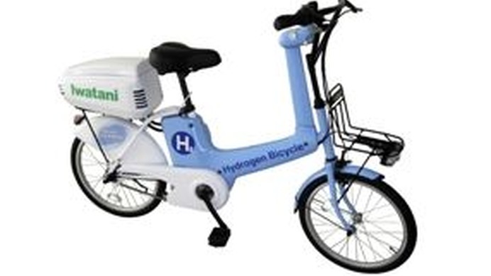 　燃料電池の新しい利用分野の開拓を目標に、さまざまな取り組みを行っている岩谷産業から、純水素型燃料電池を搭載したアシスト自転車「水素自転車」が発表された。この自転車は10月13日から関西国際空港で試験的な運用が行われ、イベント、展示会などでも登場する。