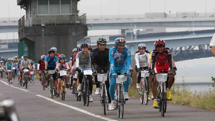 　9月19日に開催されたTOKYOセンチュリーライド ARAKAWA 2009が、自転車専門インターネットテレビのシクロチャンネルで公開された。ゲスト参加の新城幸也、安田大サーカスの団長、チームエレファントなどのインタビューはもちろん、一般参加の人たちのコメントを集め、