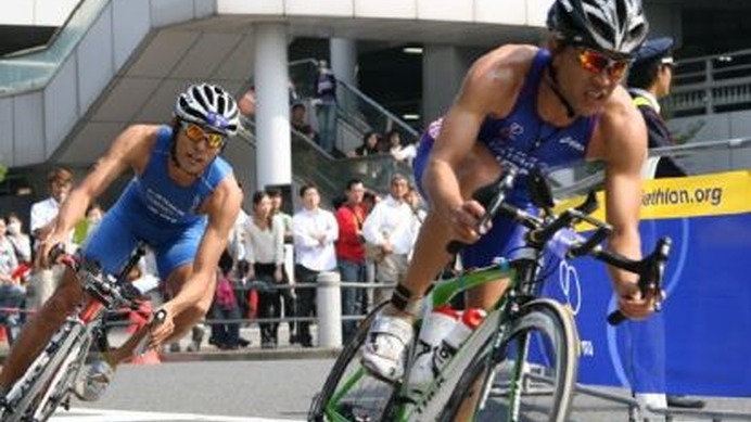 　第15回日本トライアスロン選手権東京湾大会が10月18日に東京・台場で開催され、トレックに乗る田山寛豪（NTT東日本・NTT西日本/流通経済大学職員）が優勝した。全日本選手権史上初の4連覇を達成。自身6度目となる全日本チャンピオンの称号を手にした。