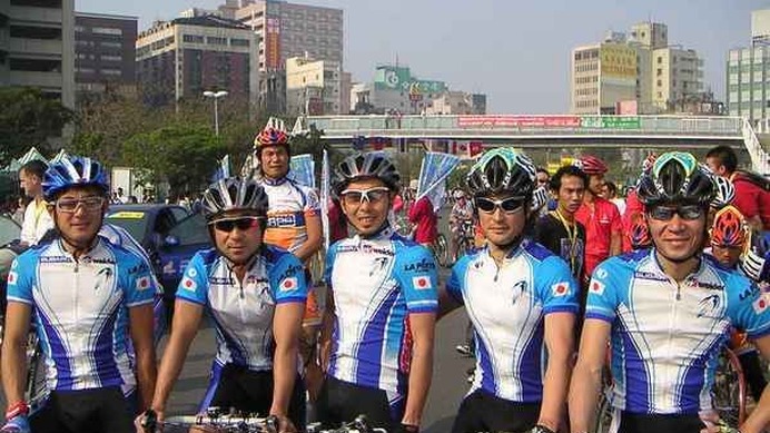 2006年ツール・ド・台湾は、高雄市街地を周回するクリテリウムからスタート。11カ国70名の選手は初日のレースとあって、激しいアタック合戦を繰り広げた。