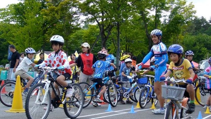 　愛知県大府市を拠点とする愛三工業が持つロードレースチーム「愛三工業レーシングチーム」が、12月6日に「自転車教室」を初開催する。当日は同チームの選手が講師となり、触れ合いながら自転車の楽しみ方や安全について指導する。参加者募集中。