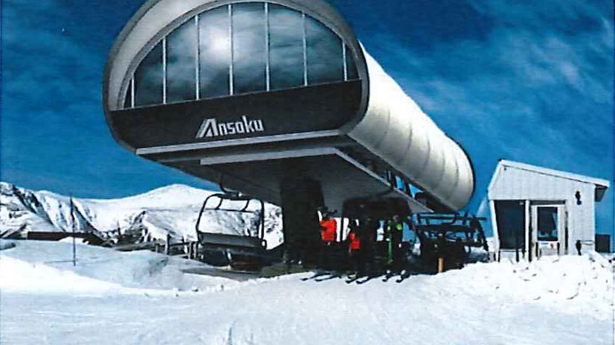上屋が膜素材でできたスキー場リフトのターミナル製品化