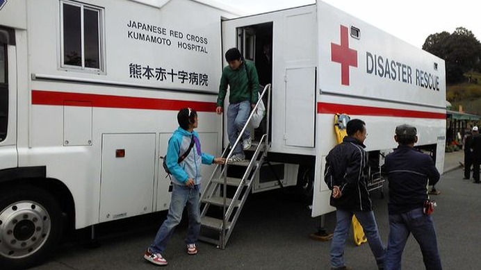 　11月15日に熊本県山鹿市で開催された自転車ロードレースの熊本国際ロード2009に、熊本赤十字病院の特殊医療救護車両が会場に配備されて話題になった。救命率向上のため、より災害現場に近い場所での初期救護を目的とした車両で、ベッド4床、手術も行える最新医療機器