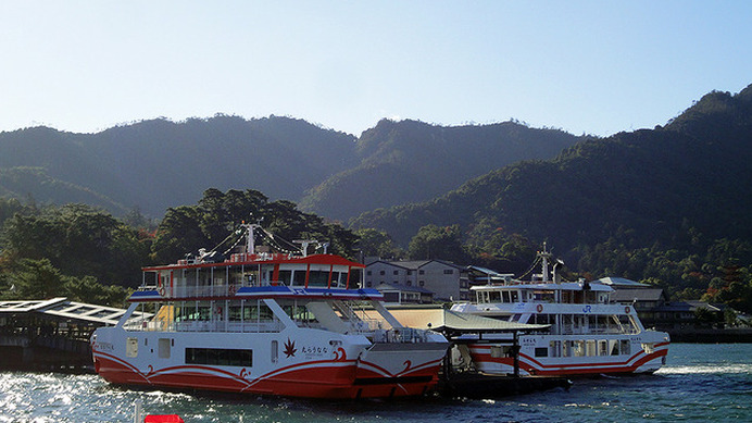 宮島で客を待つJR西日本宮島フェリーの新造船「ななうら丸」