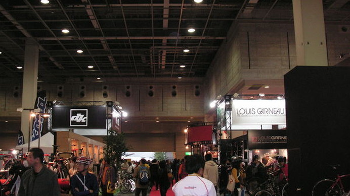 　日本最大級の自転車見本市「サイクルモードインターナショナル2009」が11月28日にインテックス大阪で開幕した。各ブースが趣向を凝らして来場者参加型のイベントを増やしたこと、女性向けの自転車情報発信コーナーなども新設されたことなどもあり、08年よりも来場者が