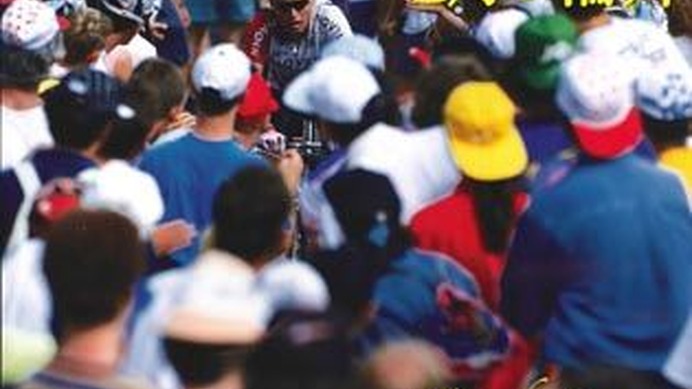 　自転車動画専門サイトのシクロチャンネルで、砂田弓弦カメラマンのツール・ド・フランス写真集「ツール・ド・フランス 七月の輪舞（ロンド）」を5人にプレゼントする。応募対象はサイト登録メンバーだが、無料で登録できる。
