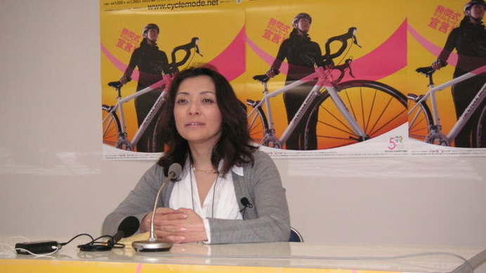 　経済評論家の勝間和代は12月11日、千葉県・幕張メッセで行なわれた日本最大の自転車見本市「サイクルモードインターナショナル2009」の記者会見で、自転車の持つ可能性や課題について語った。