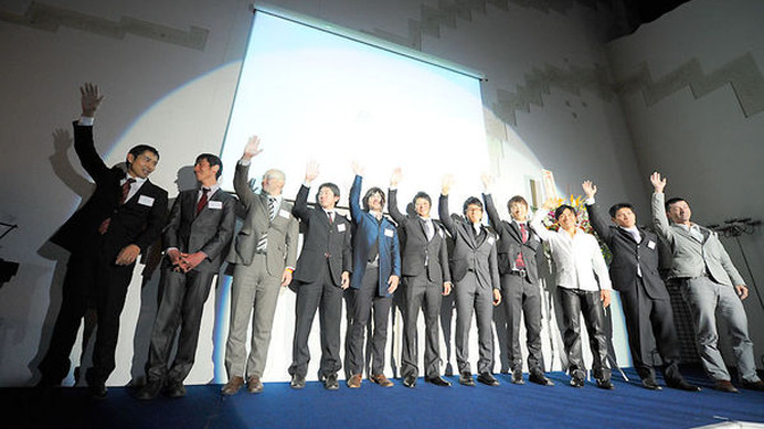 　2010年はコンチネンタルチームとしての活動を一時停止すると宣言したEQA・梅丹本舗・グラファイトデザイン（運営＝シクリズムジャポン）が、恒例のイヤーエンドパーティを東京・赤坂で開催した。すでに移籍が決まった日本人選手全メンバーと浅田顕監督、スタッフらが